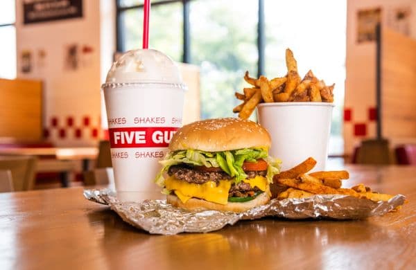Five Guys Abre no CityWalk da Universal Orlando: Onde Fica, Café da Manhã e o Que Pedir